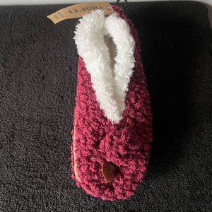 Born Womens Sherpa Lined Memory Foam Slippers - size M/L
